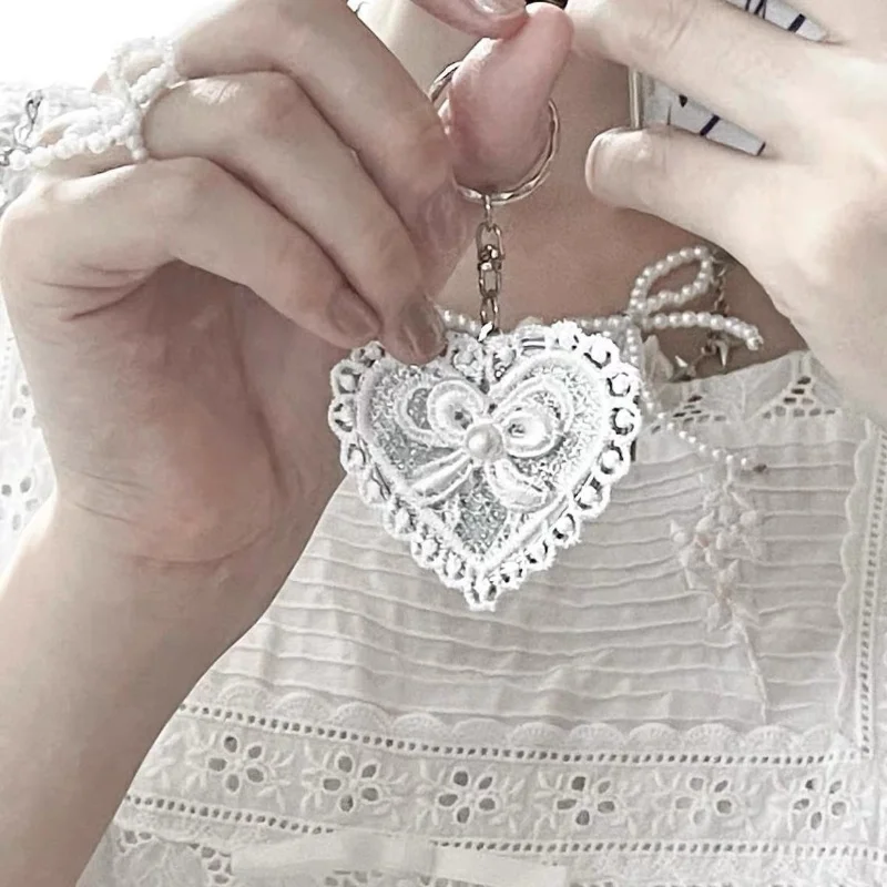 Espejo de maquillaje plegable con lazo de amor de encaje Ins, espejo de bolsillo con forma de corazón, portátil, para mujer, bolsa de tocador, llavero colgante