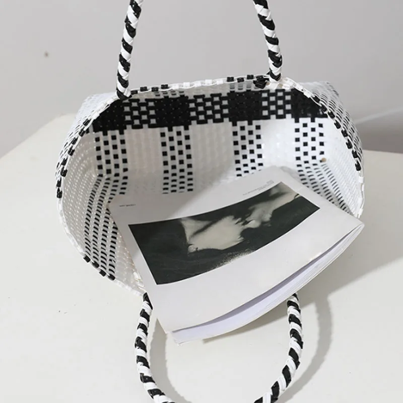 large-capacity women handbag 2024 New portable plastic hand-woven bag women\'s all-match leisure shopping vegetable basket bag