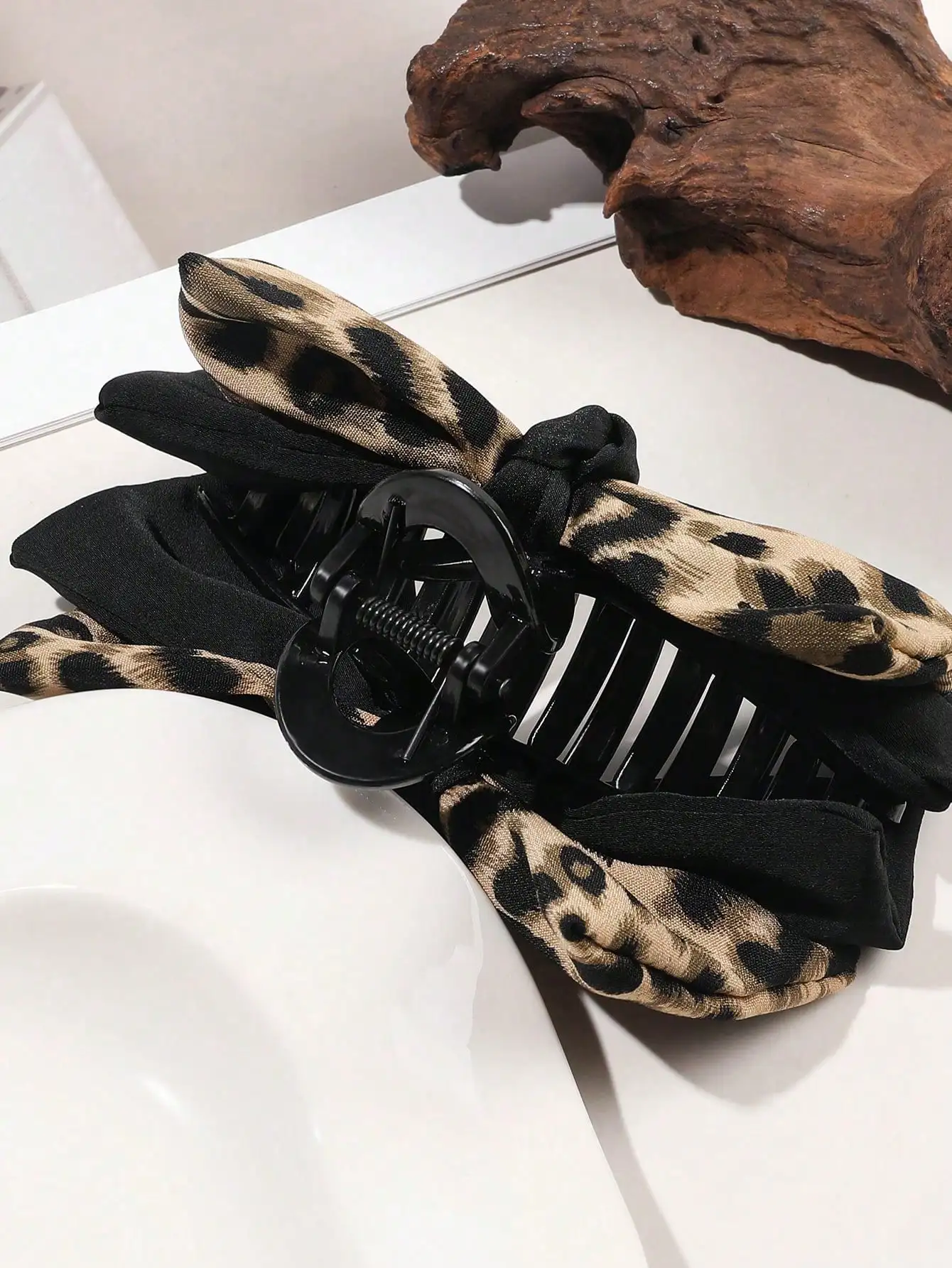 قطعة واحدة من مخلب الشعر الكلاسيكي الأنيق بطباعة الفهد، مشبك شعر بطبقة مزدوجة من القماش بطبعة الفهد ومخلب شعر على شكل سمكة قرش