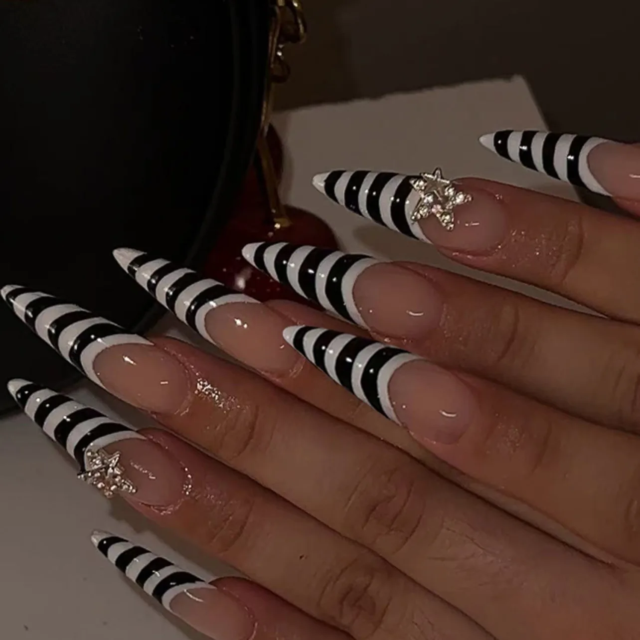 24pcs Black White Zebra Stripes Press On Nails Long Pointed French Style Spicy Girl False Nails Y2k Metal Star Decor Fake Nail