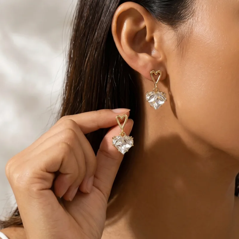 Delicate diamond-set super flash love stud earrings niche simple fashion temperament commuter earrings