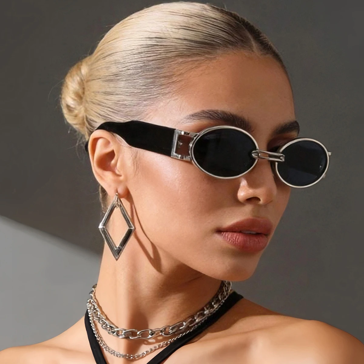 1 Pair of Women's Silver Metal Oval Frame Fashion Glasses, Cool and Unique Eye-Catching Versatile Women's Glasses, Suitable for Trendy Street Photography, Stage Performances, and Personalized Outfits