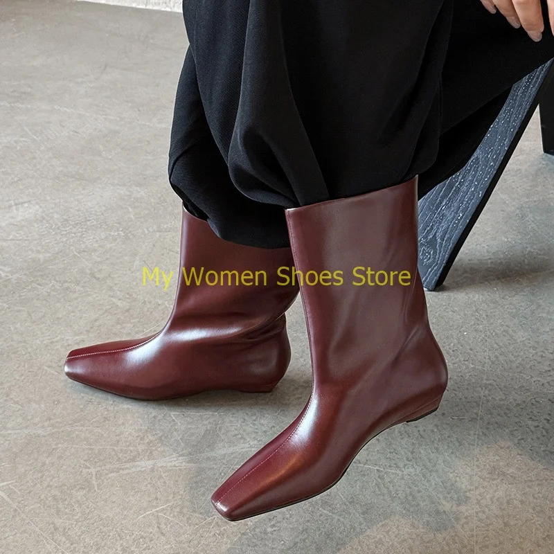 

Бордовые ботильоны без шнуровки на танкетке, маленький квадратный носок, лаконичный низкий каблук, однотонная коровья кожа, осенняя подиумная обувь 2026, женские модельные туфли