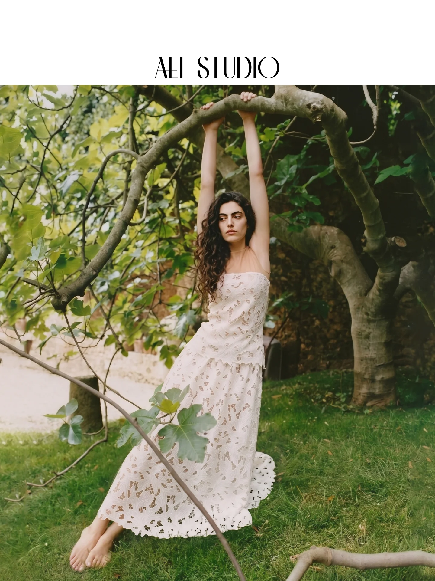 AEL Original Französischer Eleganter Weißer Spitzenanzug für Damen, 2026 Sommer Neu Ausgehöhltes Blumen-Oberteil/Rock – Detail 2