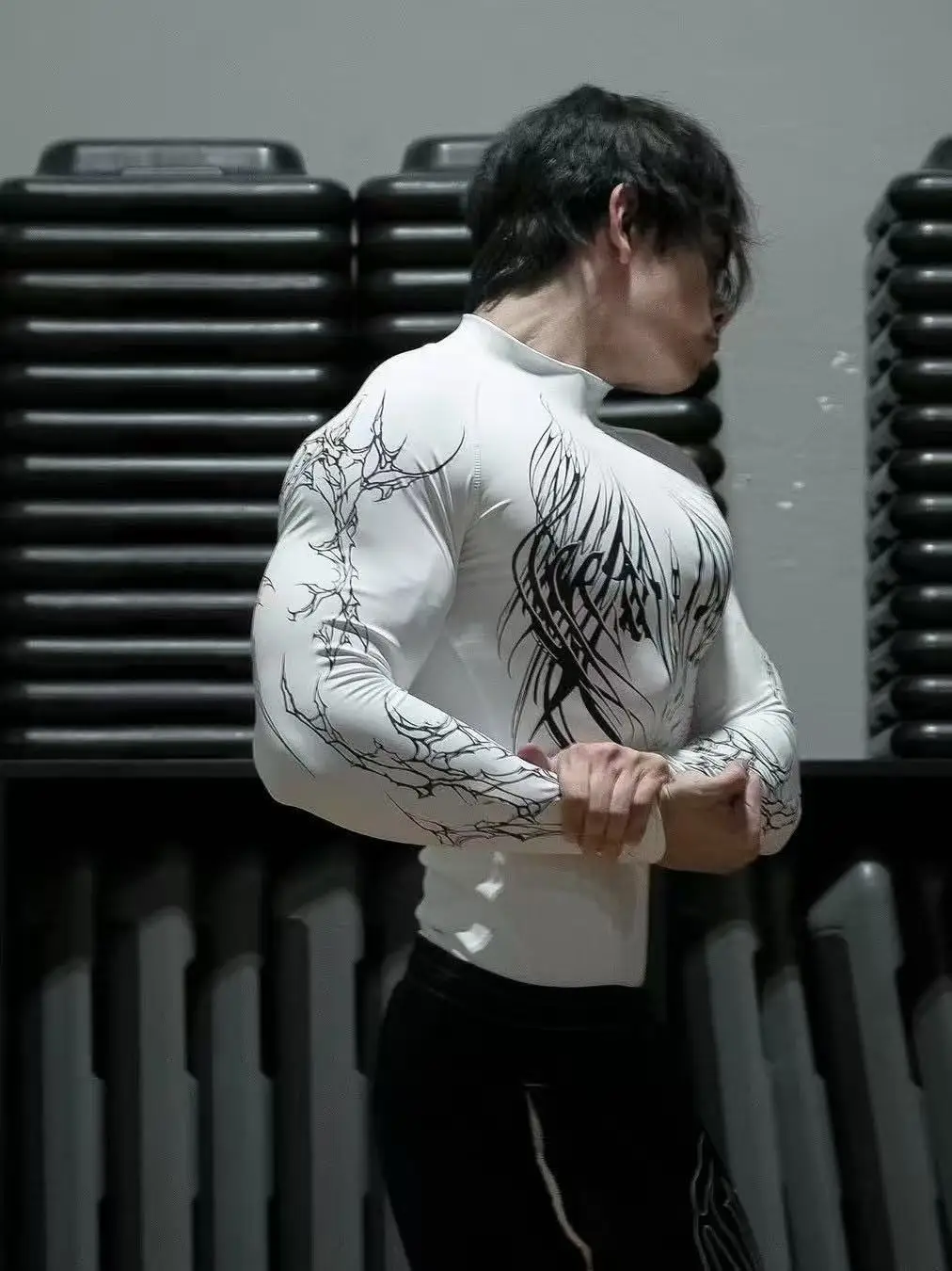 ملابس رجالية جديدة عالية الرقبة مطبوعة ضيقة لتدريب اللياقة البدنية ملابس التجفيف السريع مرنة وقابلة للتنفس لممارسة الرياضة