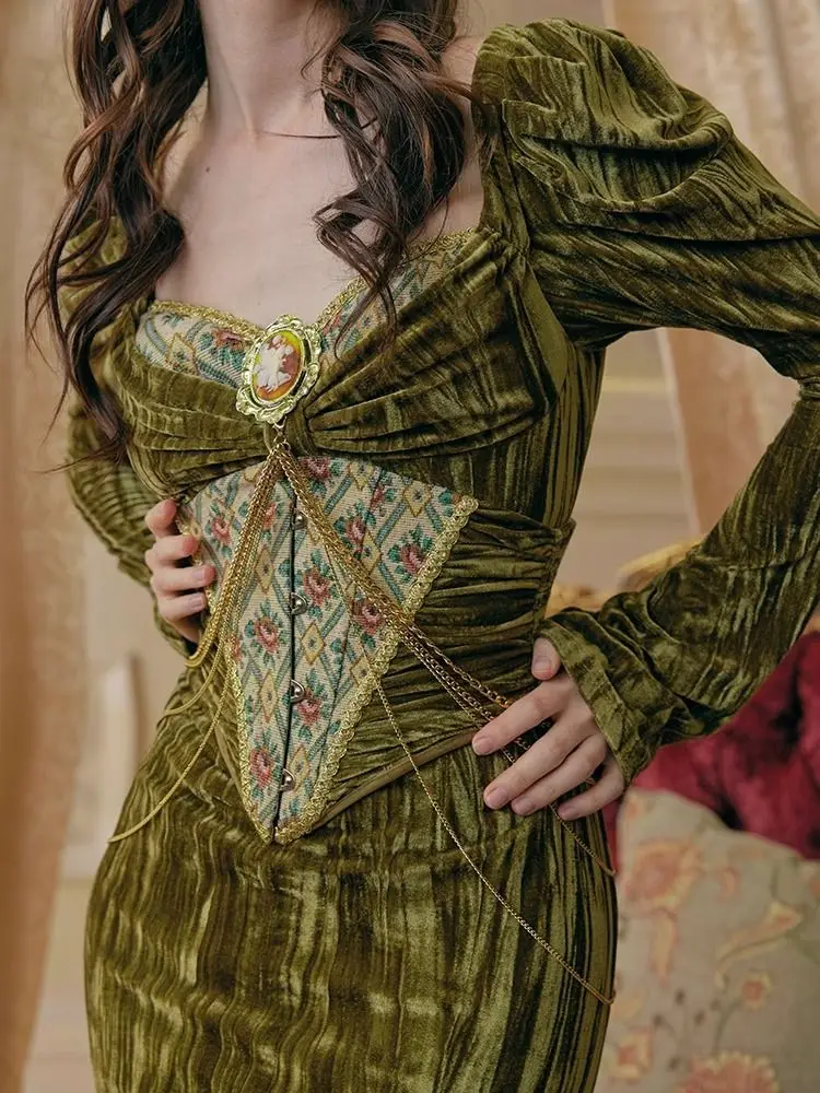 Zielona sukienka z aksamitu w stylu vintage z gorsetem na fiszbinach, bogata, wiktoriańska suknia dwuczęściowa, elegancka sukienka wieczorowa dla dojrzałych kobiet.