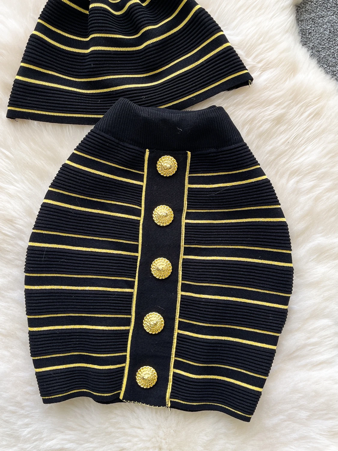 Foamlina женский вязаный комплект из 2 предметов в полоску с узором на одно плечо, майка без рукавов и эластичные пуговицы на талии, мини-юбка-карандаш, костюмы