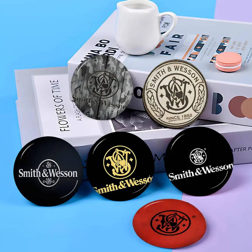 GUN Smith Wesson Cartoon Customizable Soft Button Pin For Women Creative Jewelry Funny Badge Cartoon Lover Hat