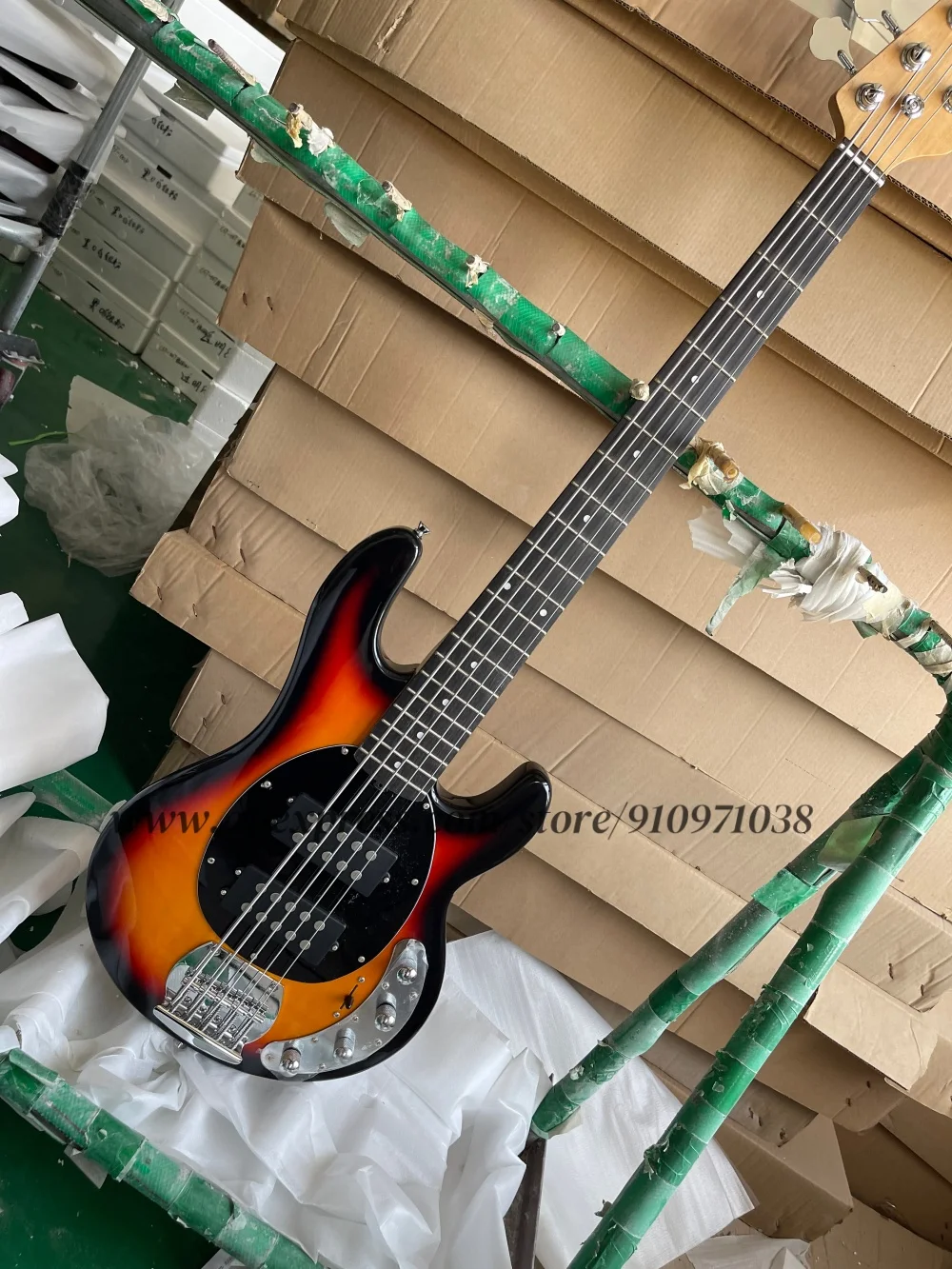

5 strings sunset bass, fixed bridge, HH pickup, active battery, solid wood body, maple neck, rosewood fingerboard