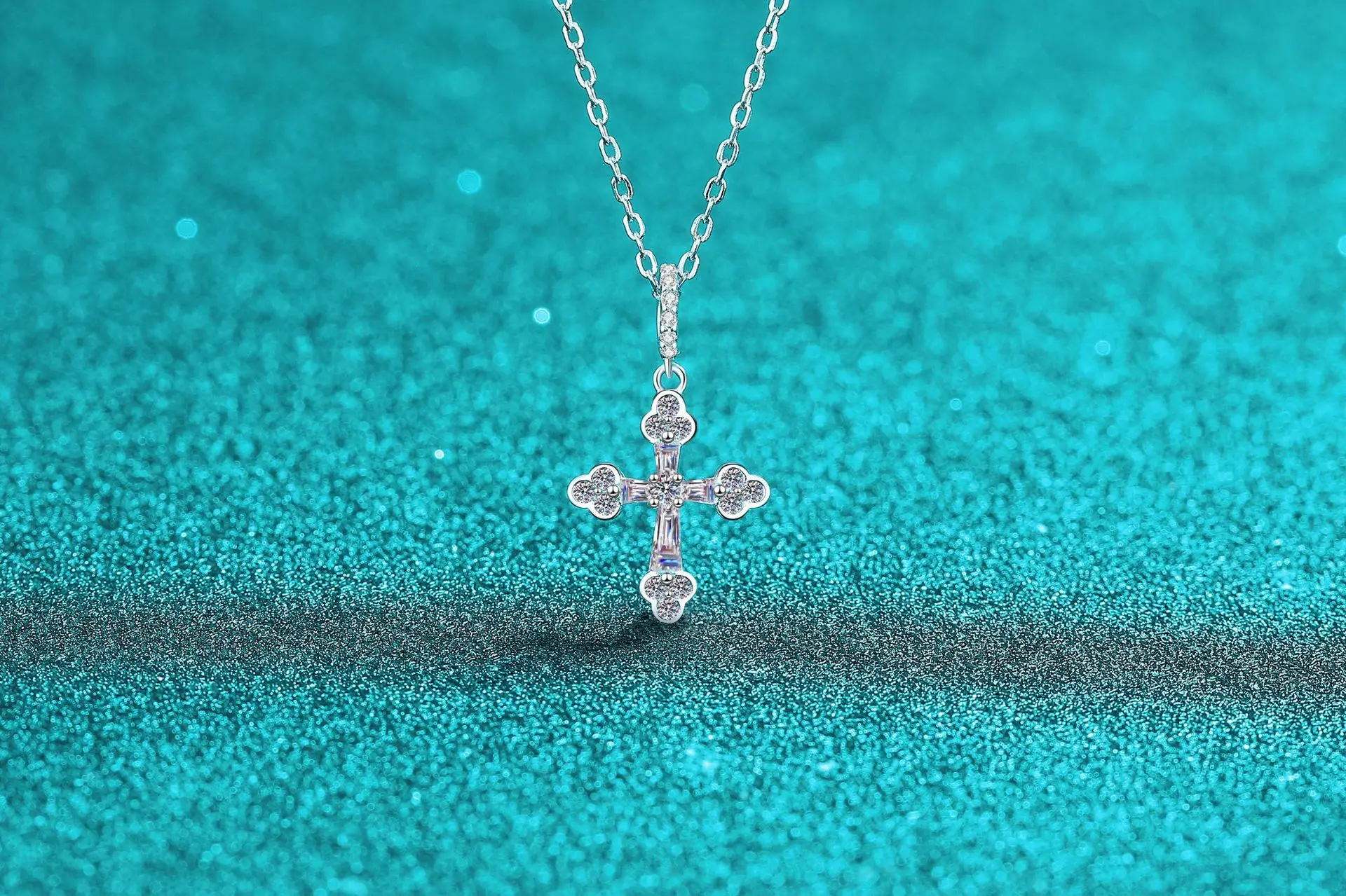 Elegant PT950 Platinum Moissanite Necklace, Cross Pendant with Auspicious Cloud Pattern Trendy Personalized Collarbone Chain