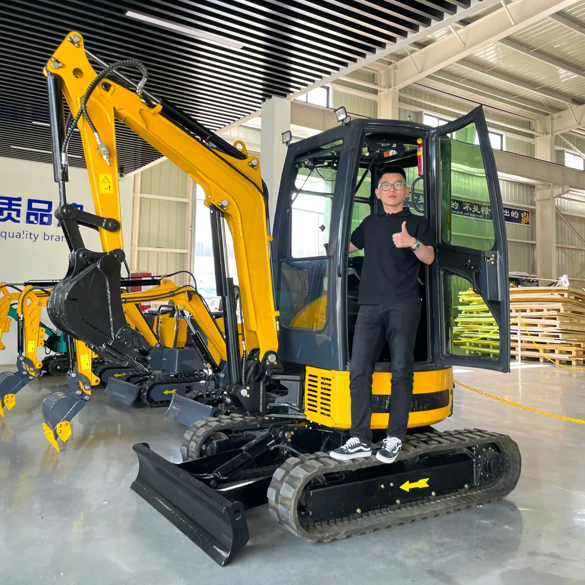 Miniexcavadora Euro 5 con Caja de Transporte de Madera, Motor Kubota Personalizado, Apta para Diversos Escenarios, Múltiples Herramientas Auxiliares