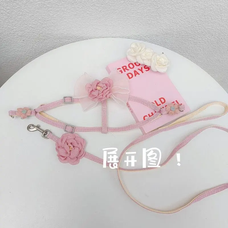 

Fairy-style pink camellia pet leash for cats, small dogs and puppies. Pet walking supplies to prevent pets from escaping