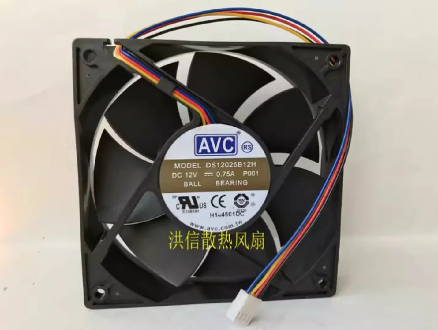 

Original AVC 12025 DS12025B12H 12V 0.75A Four-wire High Airflow PWM Temperature Control Fan