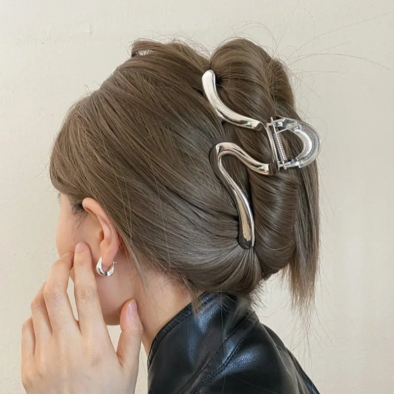 Silver Colored Wavy Metal Hair Claw Clips Headwear Women 2024 Summer Korean Golden Geometric Large Hairpin Hair Accessories