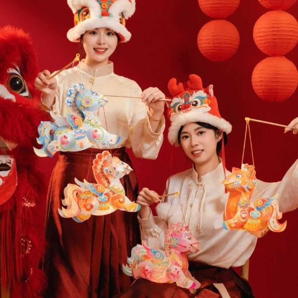 Linterna de mano de dibujos animados estilo chino hecha a mano linterna de caballo del zodiaco luminosa tradicional linterna de danza del dragón Festival de Primavera