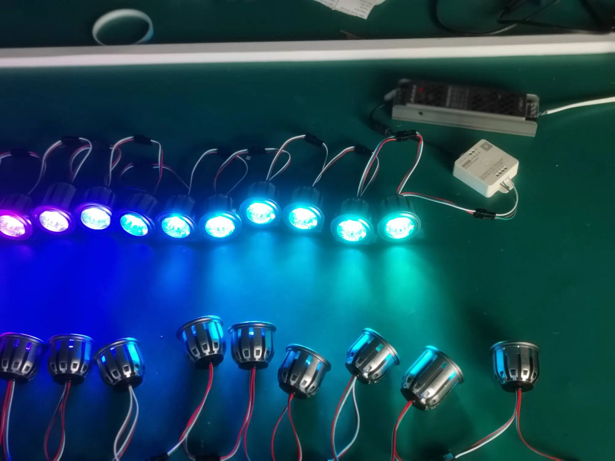 DC12V/24V 30 درجة 5 أسلاك PWM RGBW(3000K) لا IC LED Spotlight D50mm للاستخدام الداخلي (VCC+، R-، G-، B-W-)