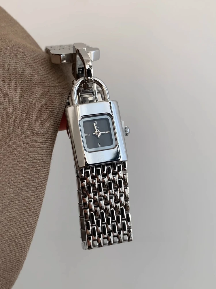 Orologio al quarzo da donna con design di nicchia con serratura vintage, personalità ad alto senso, tendenza della moda, temperamento della moda