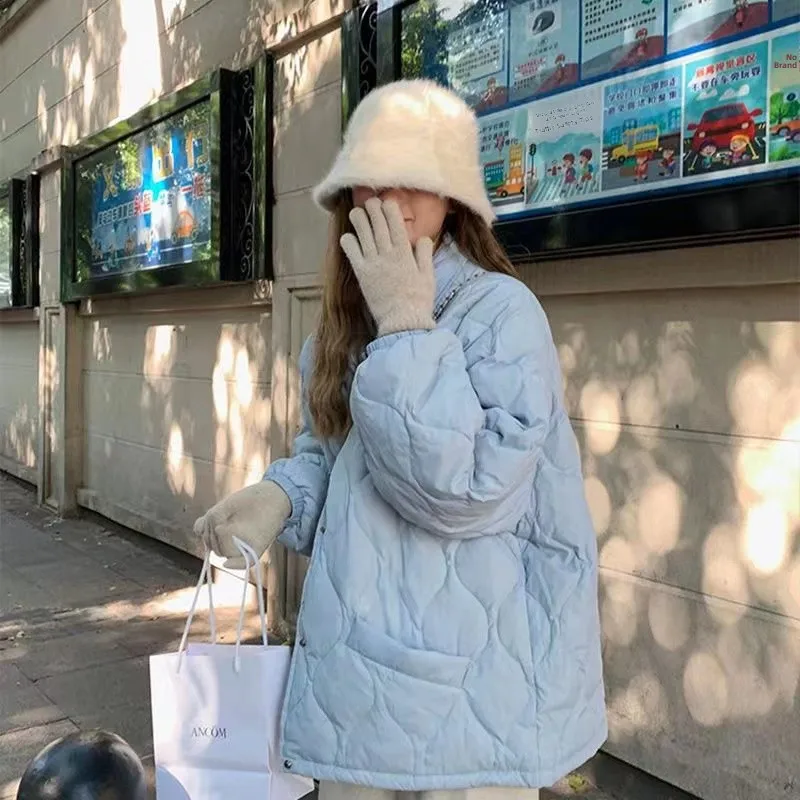 سترة قطنية خفيفة الوزن مبطنة للنساء، ملابس خارجية شتوية صغيرة الحجم، موديل 2025 الجديد العصري بأسلوب الطالبات الكوري