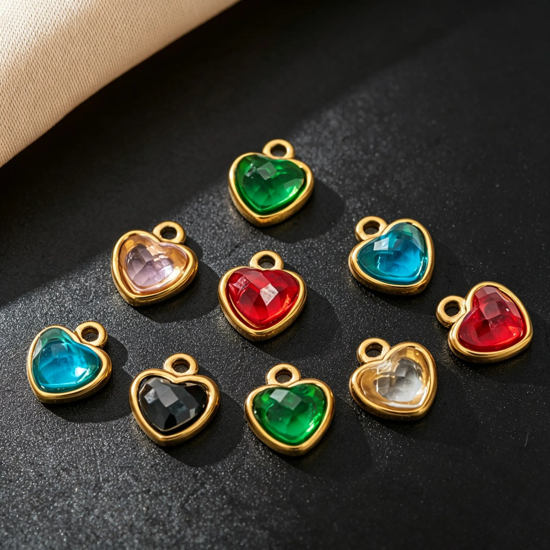 5 Stück Edelstahl-Herzanhänger, goldene Kristallanhänger für DIY-Schmuck, Halsketten, Armbänder, Bastelzubehör, Zubehör für die Herstellung von Schmuck. – Detail 4