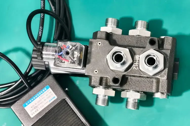 Limited Offer Harvester Unloading Oil Circuit Switching Valve, Harvester Modification Hydraulic Valve Oil Circuit Switching Va