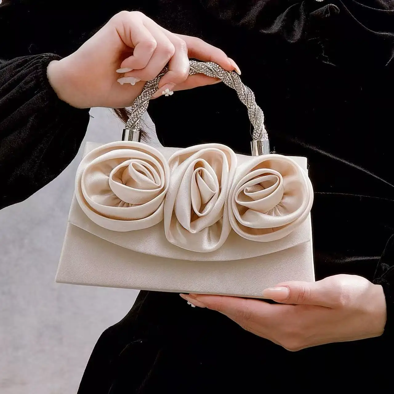 

Handcrafted Rose Flower Handbag Women Evening Bag with Dress Dinner Party Bridal Bag Chains Shoulder Crossbody Bag