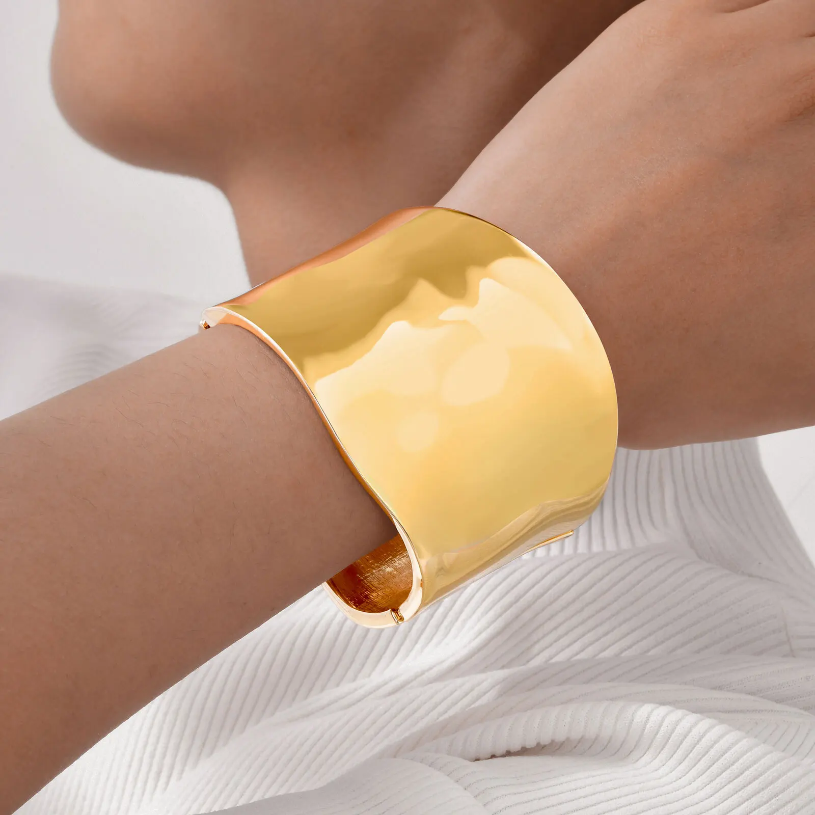 Geometrische unregelmäßig Armbänder für Frauen, klobiger, zu öffnender, hochglanzpolierter Schmuck, goldfarbener breiter Armreif