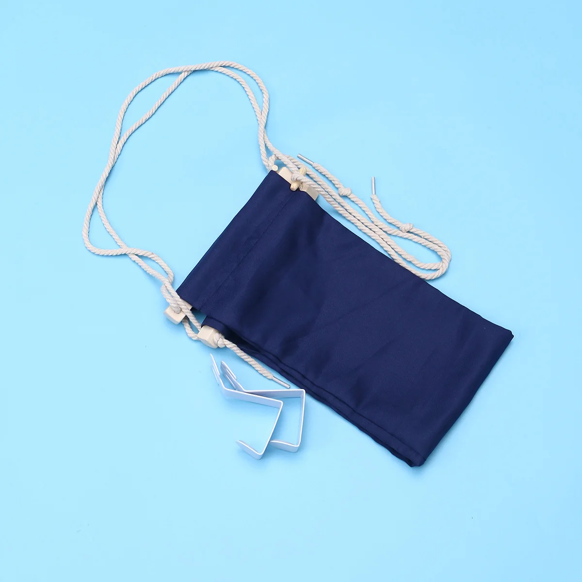 Eco-vriendelijke verstelbare bureauvoethangmat met metalen clips Gemakkelijk mee te nemen en te installeren voor gebruik op kantoor en buitenshuis