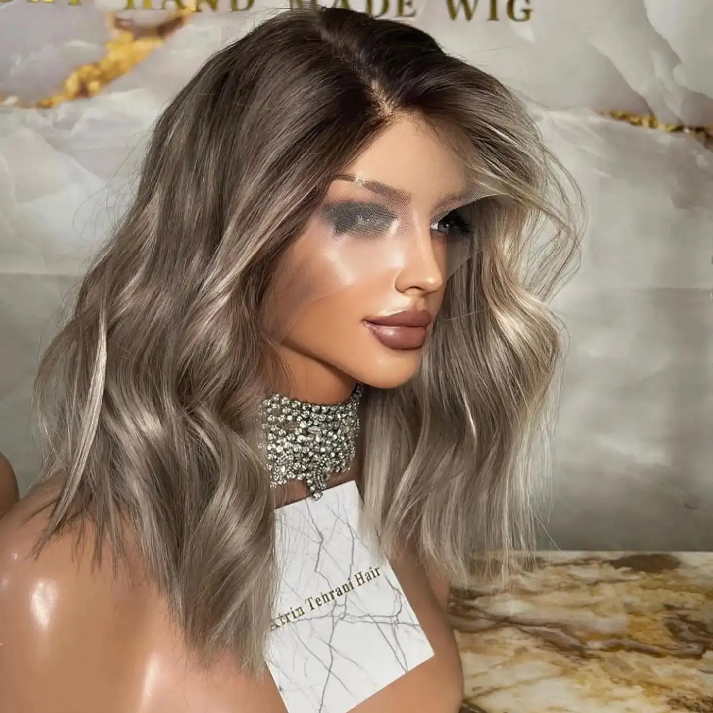 

Невидимый прозрачный парик фронта шнурка Ombre Пепельно-русый с темными корнями Синтетический HD парик для вечеринок на шнуровке для женщин 12 дюймов Натуральная волна