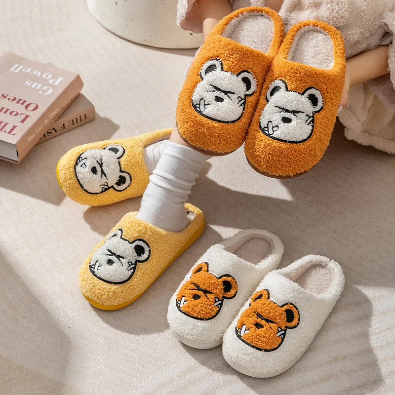 Pantoufles de maison à motif d'ours mignon, pantoufles de maison confortables en peluche douce, chaussures antidérapantes à enfiler pour hommes, chaussures d'hiver, nouvelle collection