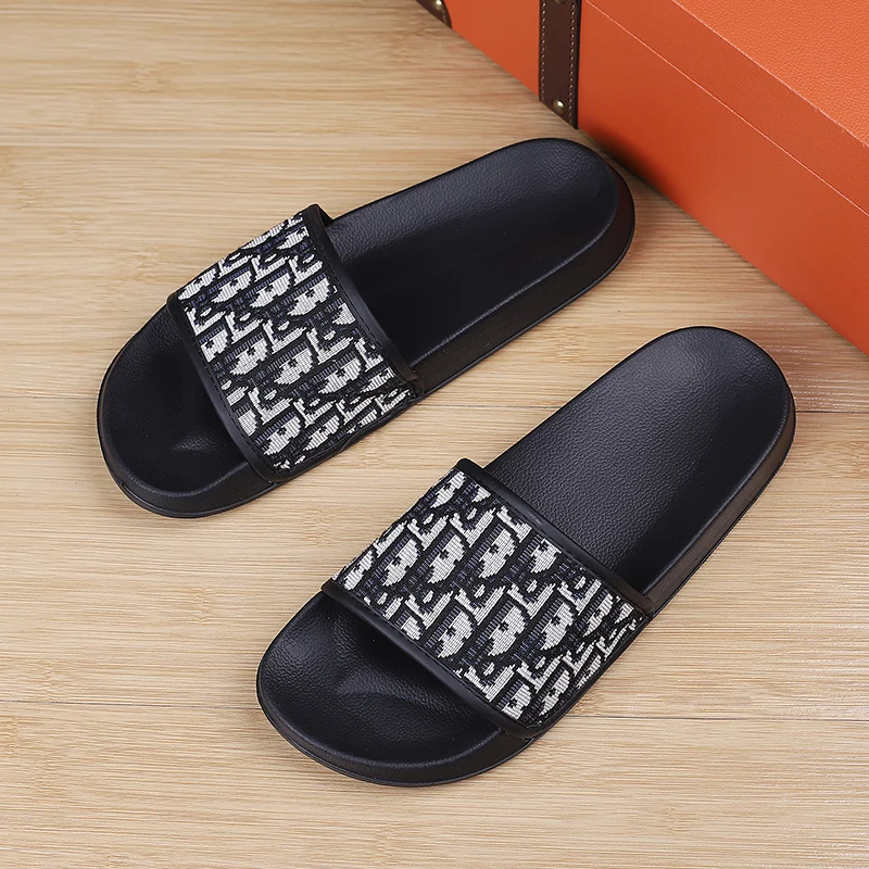 

2025 New Men's Slippers for Outdoor Wear, Summer Trendy Brand, Popular among Couples, Non-Slip Beach Sandals for Outdoor Use
