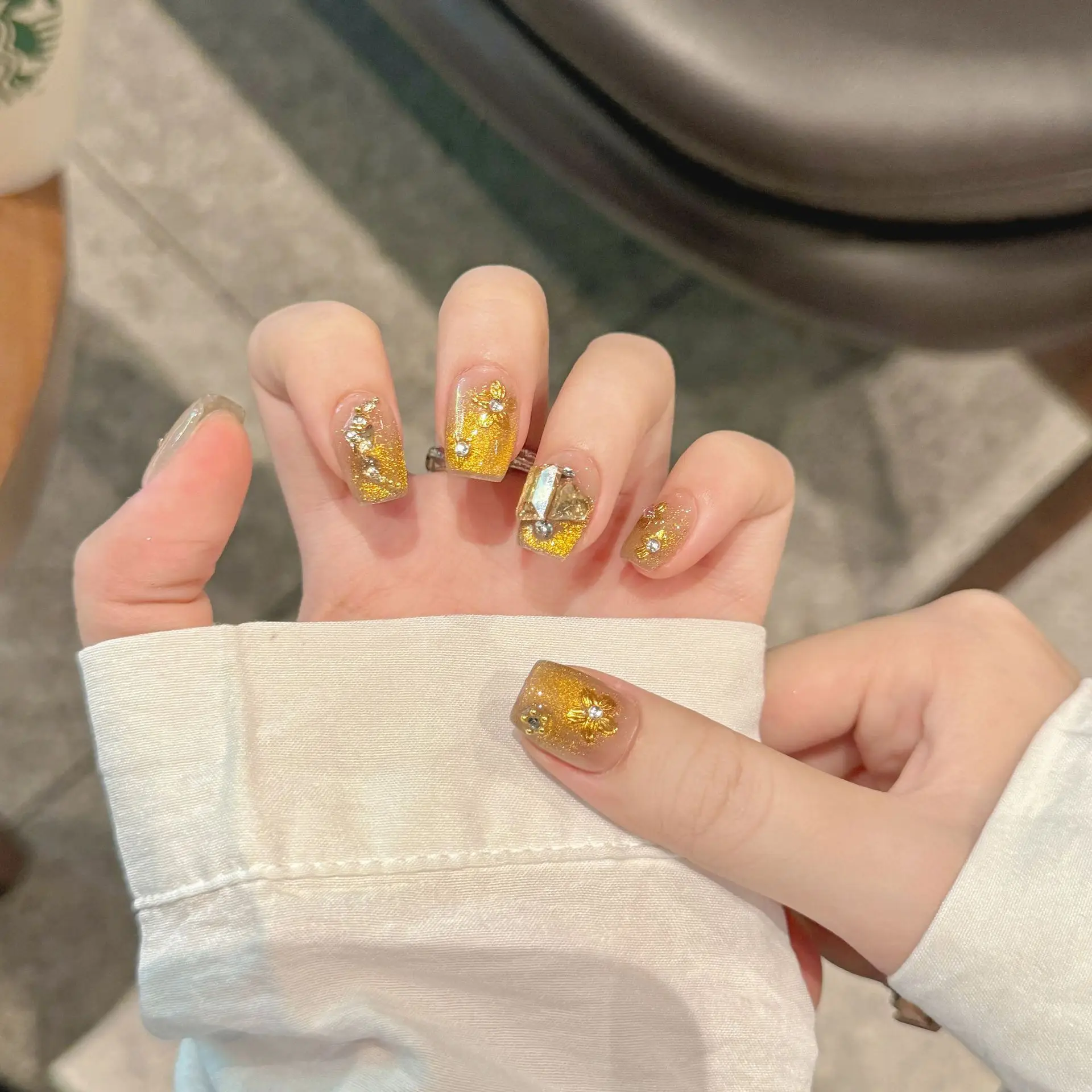 10Pcs Gold Glitter Cat Eye Wearable Round Head Short Fake Nails Hand Painted Love Heart Press on Nails Cute Full Cover Nail Tips