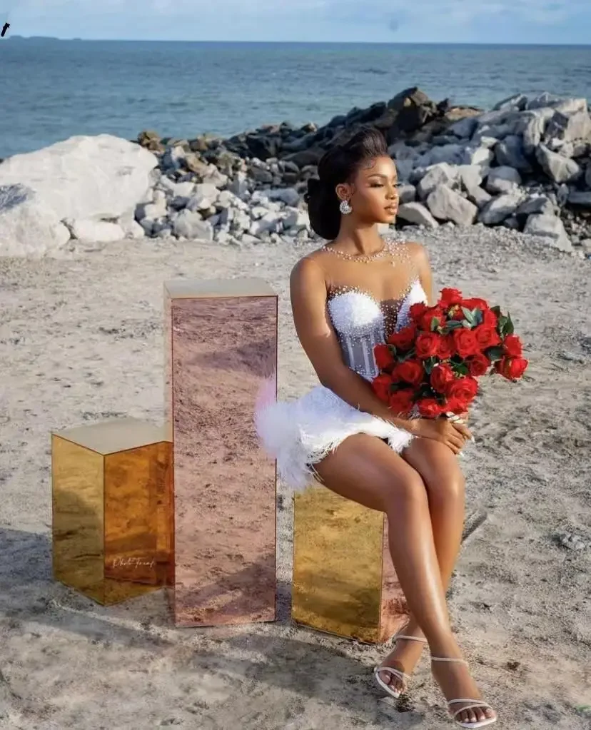 ชุดแต่งงานทรงเมอร์เมดแบบซีทรูประดับมุกสไตล์แอฟริกัน คอซีทรูแบบสั่งทำพิเศษ พร้อมขนนกสั้นสำหรับเจ้าสาว ชุดแต่งงานชายหาด