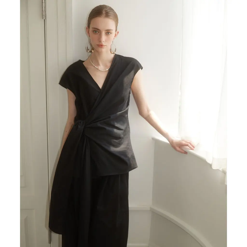 

Mega.M Pure Desire Minimalist Cross V Collar Sleeveless Commuter Shirt for Women Gentle Understanding Thirteen Lines Design