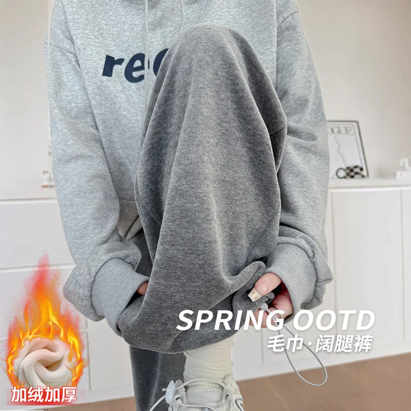 

Мягкие и пушистые спортивные штаны-полотенца для женщин, новый стиль осенью и зимы, свободный крой для похудения, на флисовой подкладке, повседневные прямые брюки,