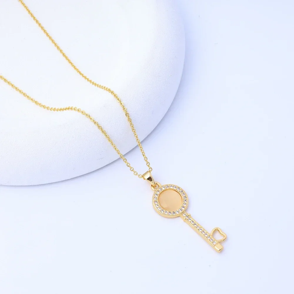 قلادة قمر لامعة من الفولاذ التيتانيوم بتصميم مرصع بالألماس - قلادة مجوهرات فاخرة خفيفة للنساء، ديكور مثالي #2