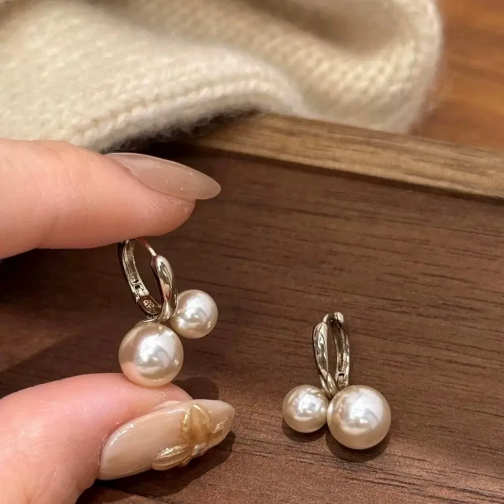Minimalist Gold Silver Tone Double Round Cherry Shell Pearl Huggie Hoop Earrings for Women Elegant Office Wedding Jewelry Gift
