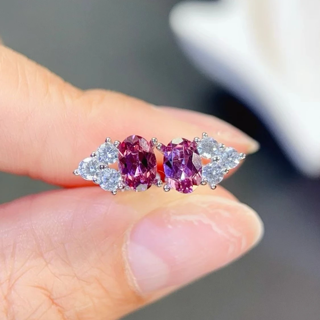 

Серьги-гвоздики из серебра 925 пробы с натуральным гранатом 4x6 мм, с сертификатом, минималистичный дизайн, для повседневной носки