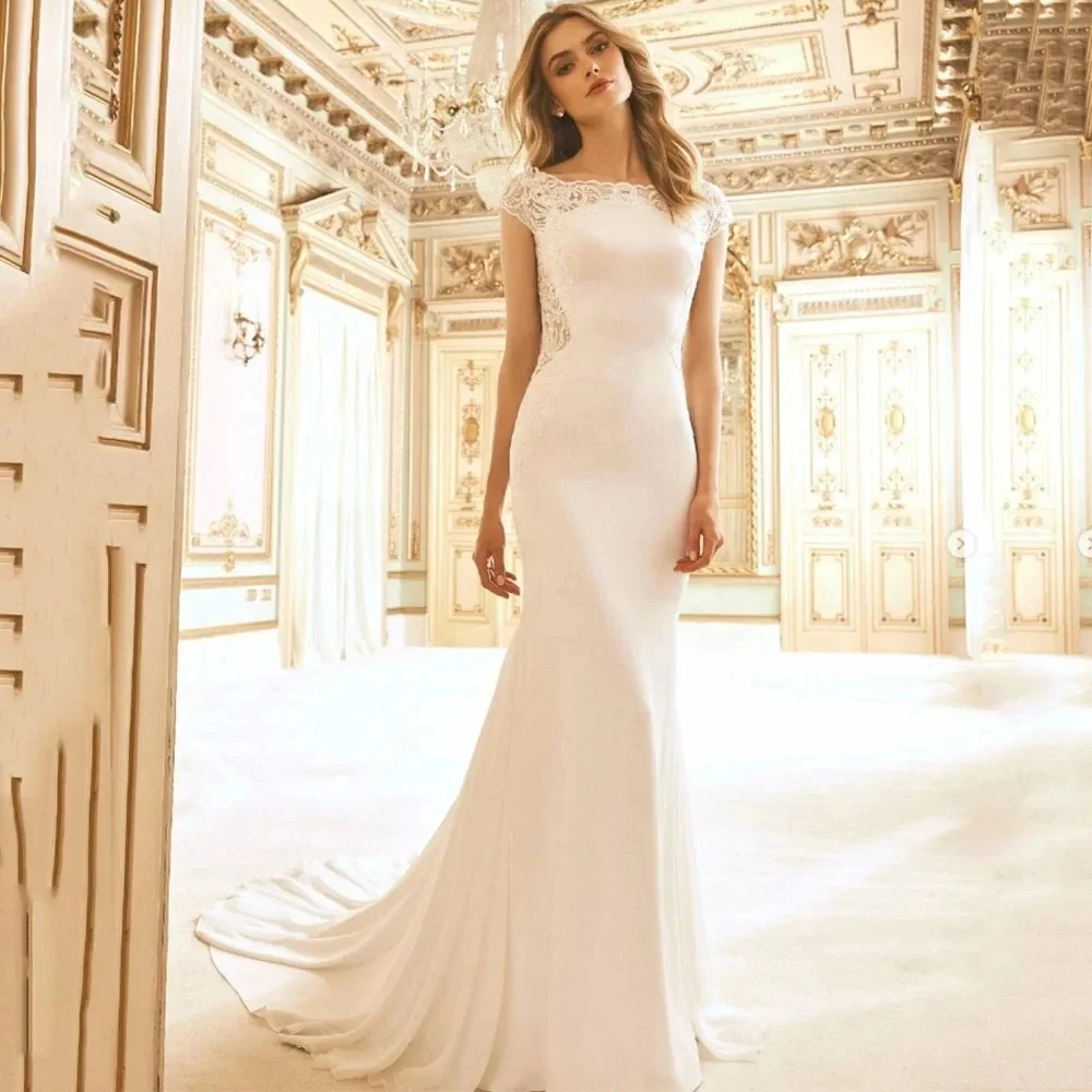 Customized round neck lace body-fitting floor-length gown with small train. Slim cut outlines graceful figure, delicate soft lac