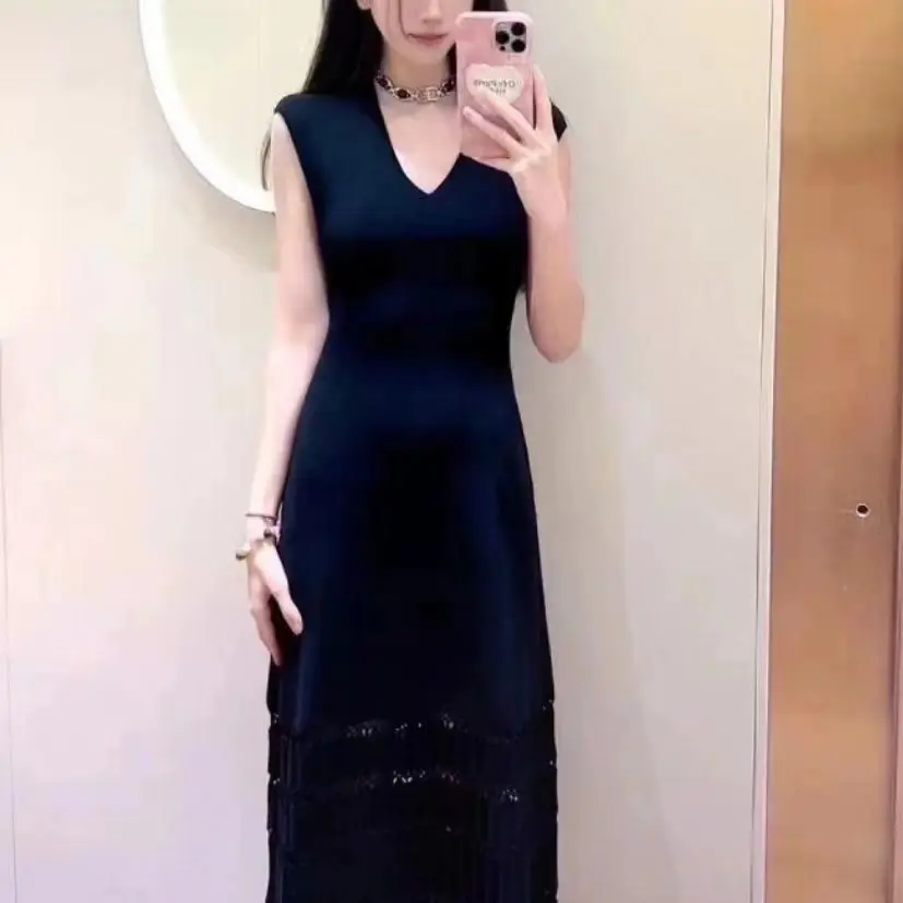 Letnia kolekcja 2024: Damska, dopasowana, dzianinowa bluzka z dekoltem w serek, wysokim stanem, wyszczuplająca, elegancka, z cienkiego włókna jedwabiu chińskiego.