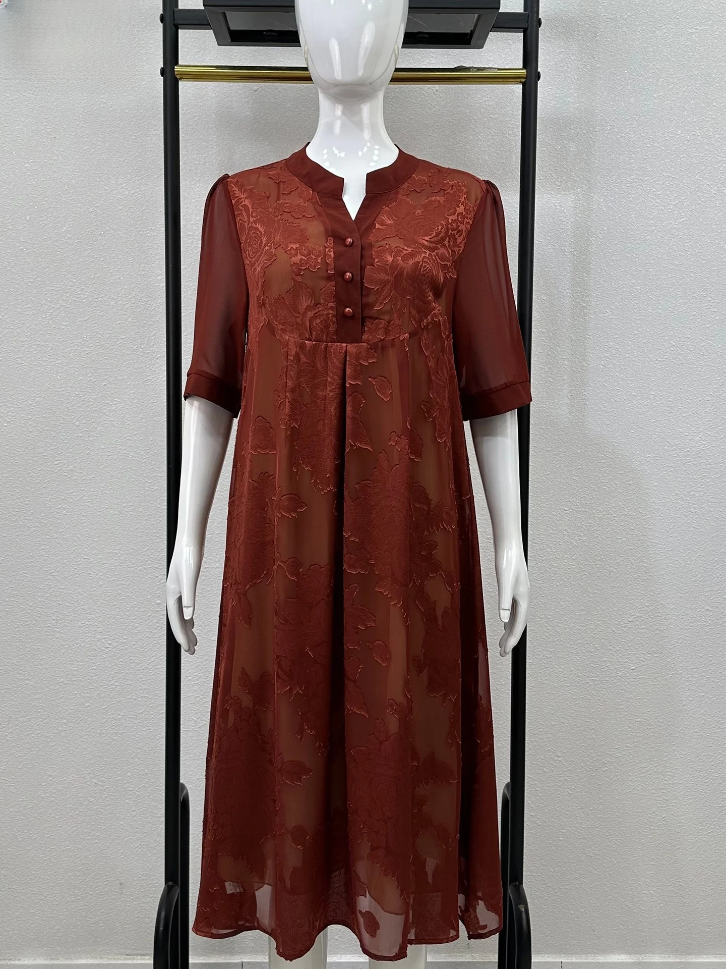 

Летнее шелковое платье Ele для женщин среднего возраста: свободный крой, V-образный вырез, длинный рукав, средняя длина, скрывающее живот, из тонкой ткани, цельное.