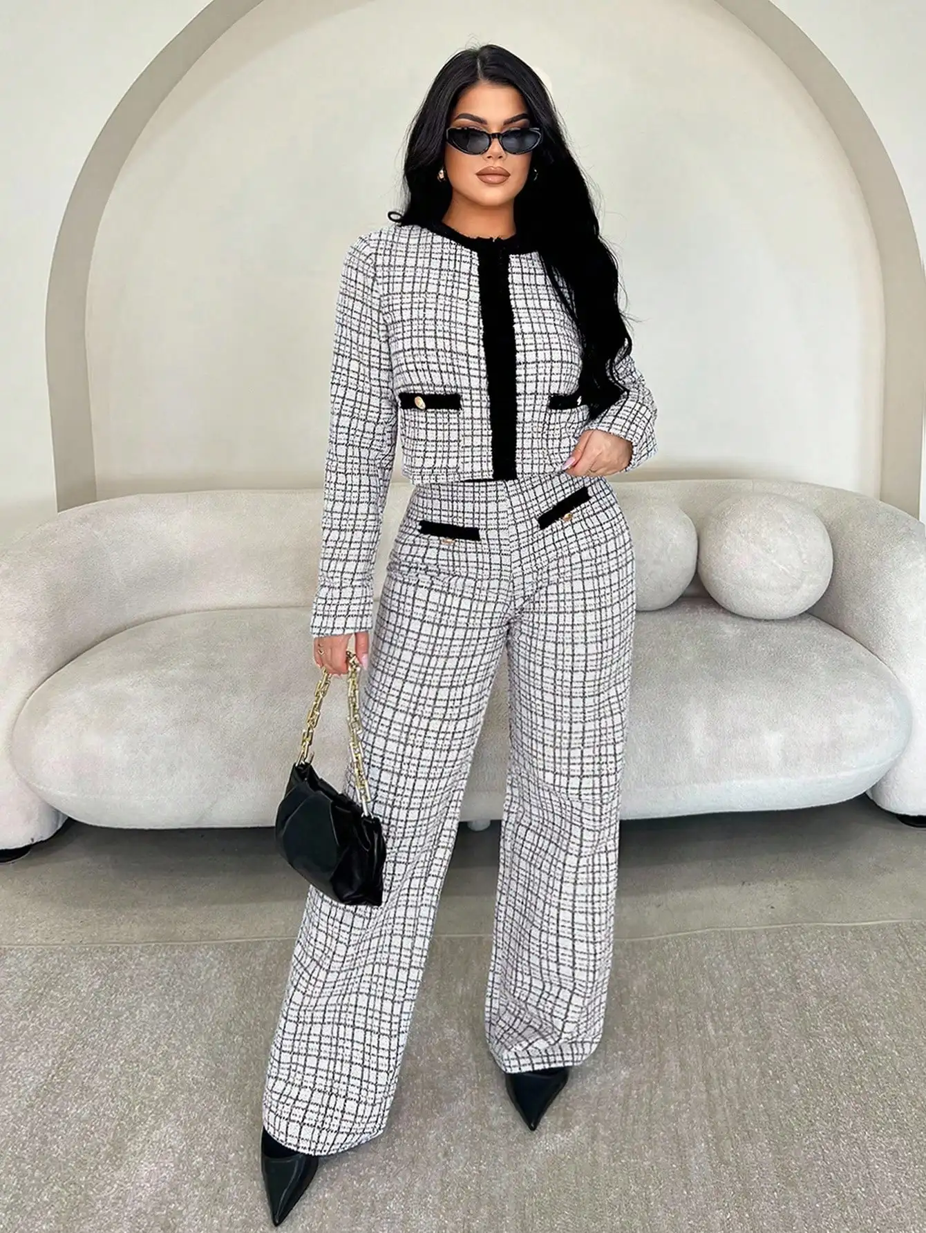 

Женский твидовый костюм в черно-белую клетку - элегантный укороченный пиджак и брюки с широкими штанинами для офиса или вечерних мероприятий