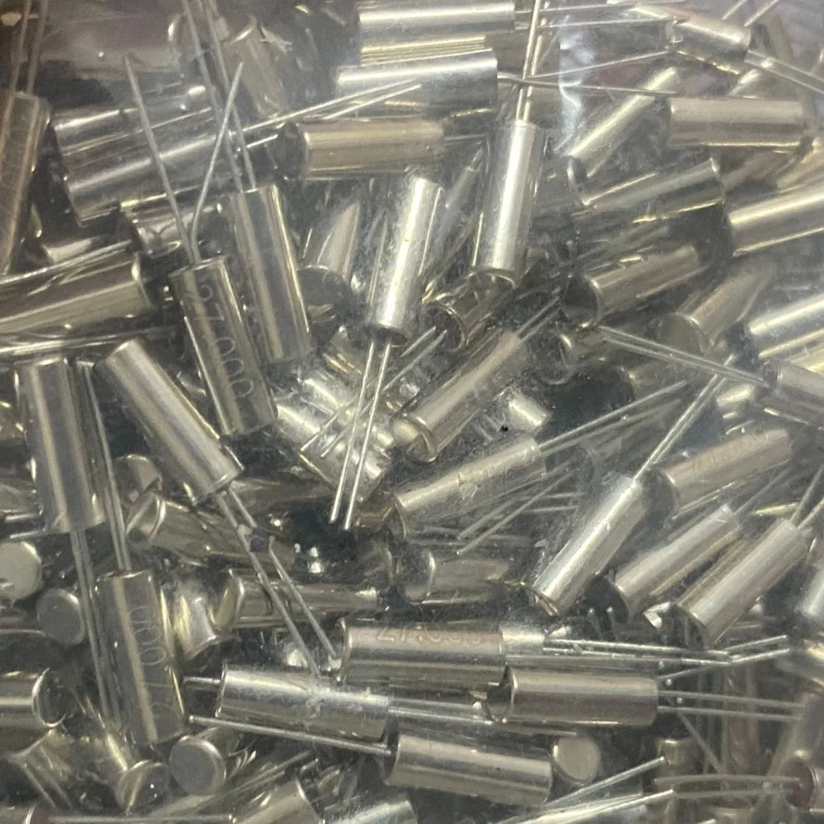 

Цилиндрический 3*8 мм 4 м прямая вставка пассивный кварцевый генератор 6 м 308 8 м 12 м 16 м кристалл IC чип интегральная схема