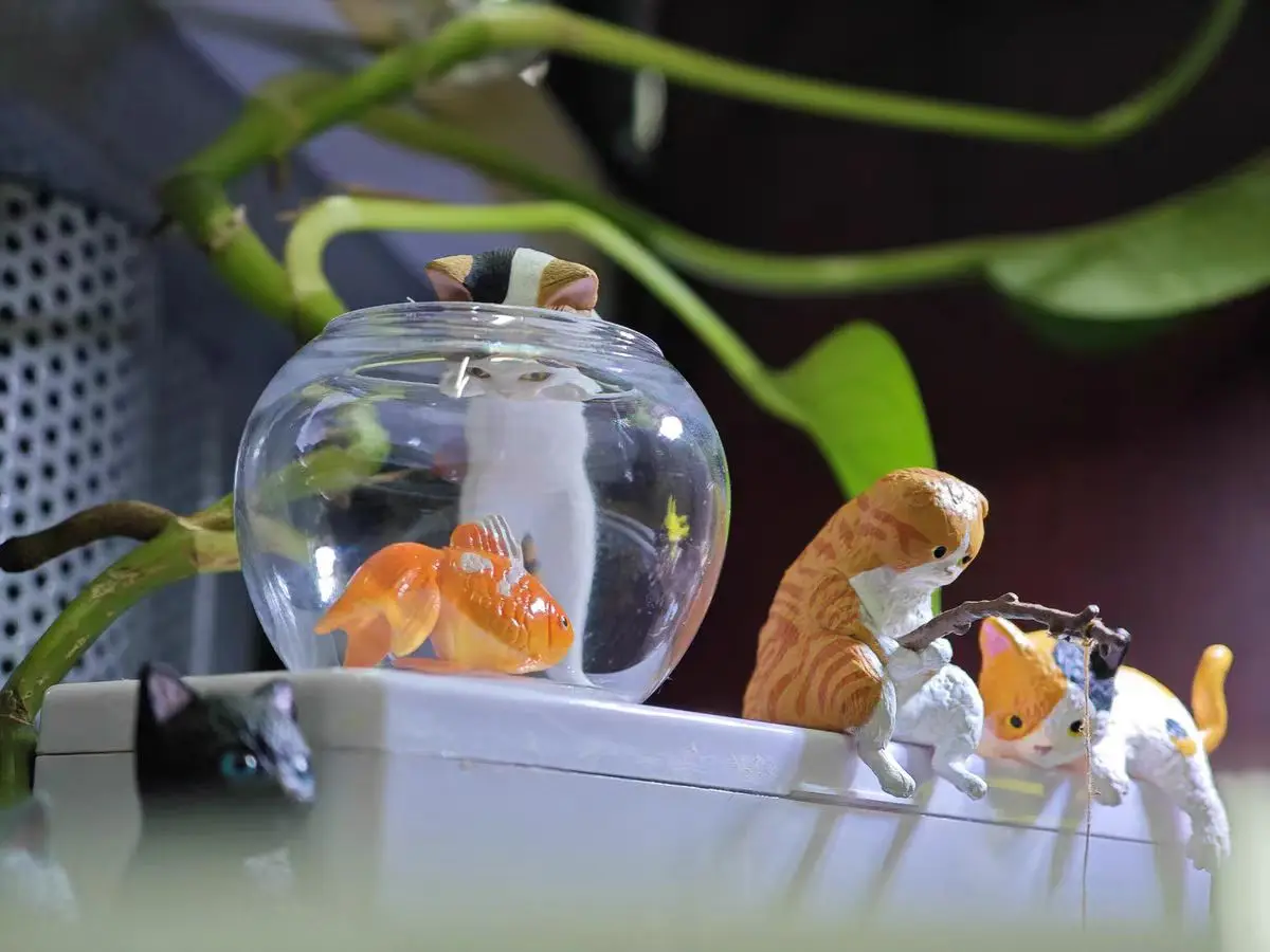 オリジナルカプセルおもちゃかわいいかわいい白黒キャリコ猫ハチワレ猫と金魚水槽水族館の装飾品フィギュア