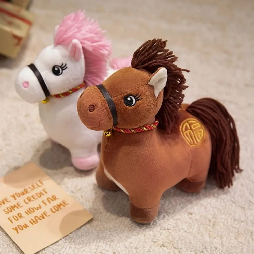 Figura de caballo del zodiaco del año 2026, estampado de letras, caballo realista, Animal relleno, muñeco de caballo decorativo de peluche suave
