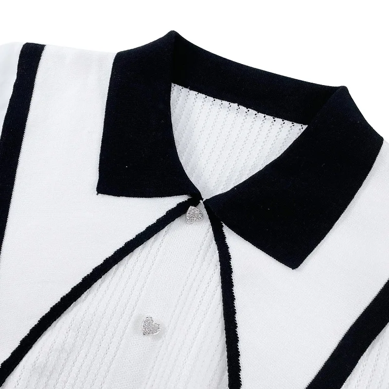 เสื้อโปโลสไตล์ฝรั่งเศสสีสันสดใส ฤดูใบไม้ผลิ/ฤดูใบไม้ร่วง ปี 2026 เสื้อผู้หญิงสีขาวแบบสวมพร้อมกระโปรงถัก