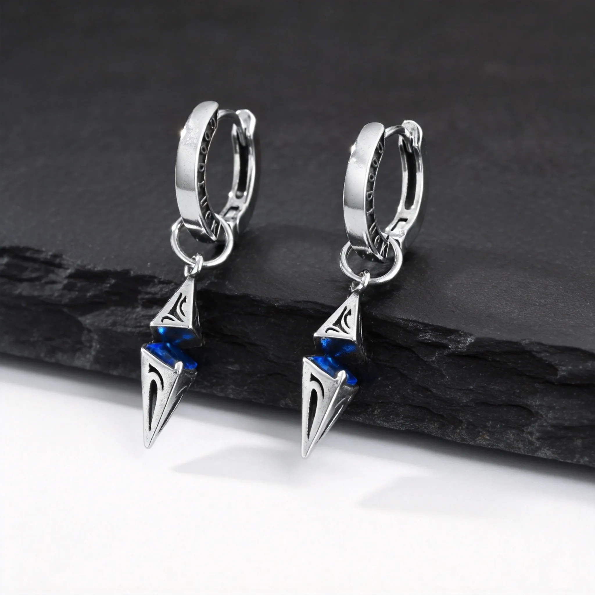 Blaue Zirkon-Creolen für Männer, Hip-Hop Geometrische Glücksbringer Metall-Tropfenohrringe, Punk Vintage Schmuck – Detail 2