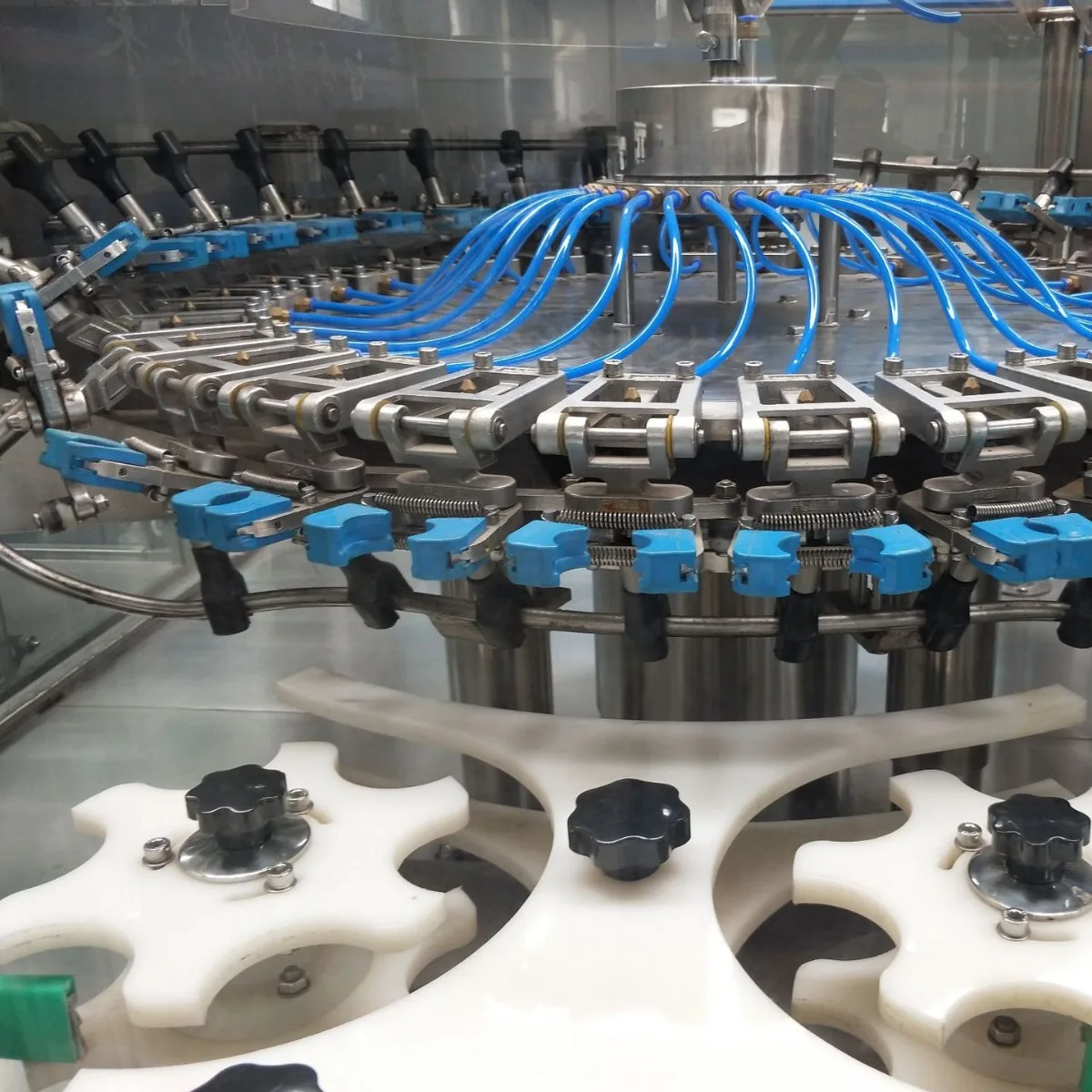 Динамическая линия наполнения вина 3-в-1, автоматическая промывочная и наполняющая винтовая крышка Машина для наполнения вина и напитков 3-в-1