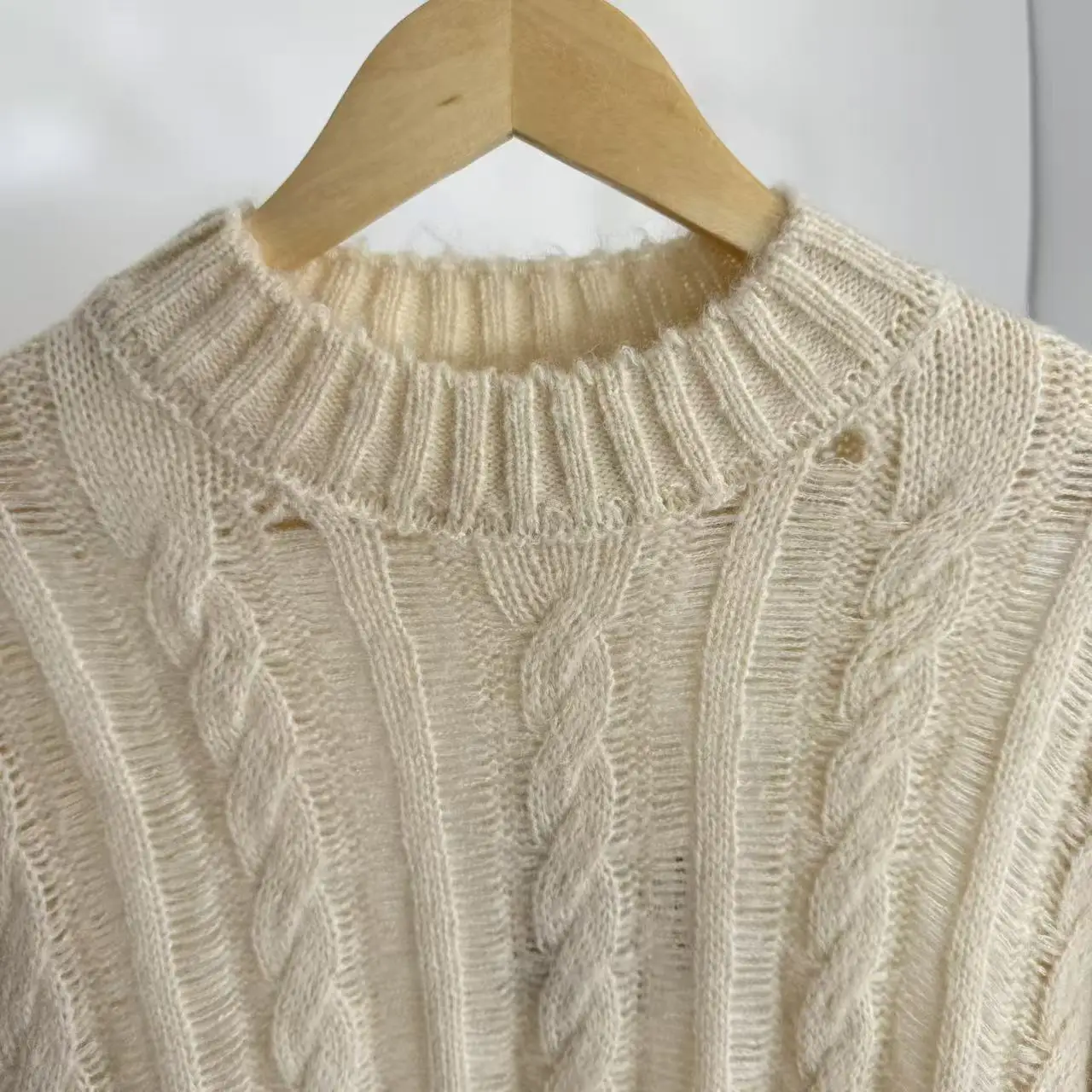 

Women's round Ne Knitted Sweater Twist Flower Design Mixed Material Polyester 57% Camere 27% Nylon 0% Wool 6% Commute St...