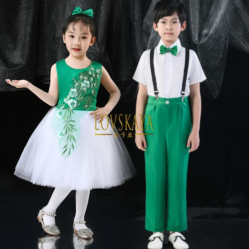 Costumi da spettacolo di danza verde in stile cinese costumi da coro della scuola elementare primaverile costumi da spettacolo per bambini