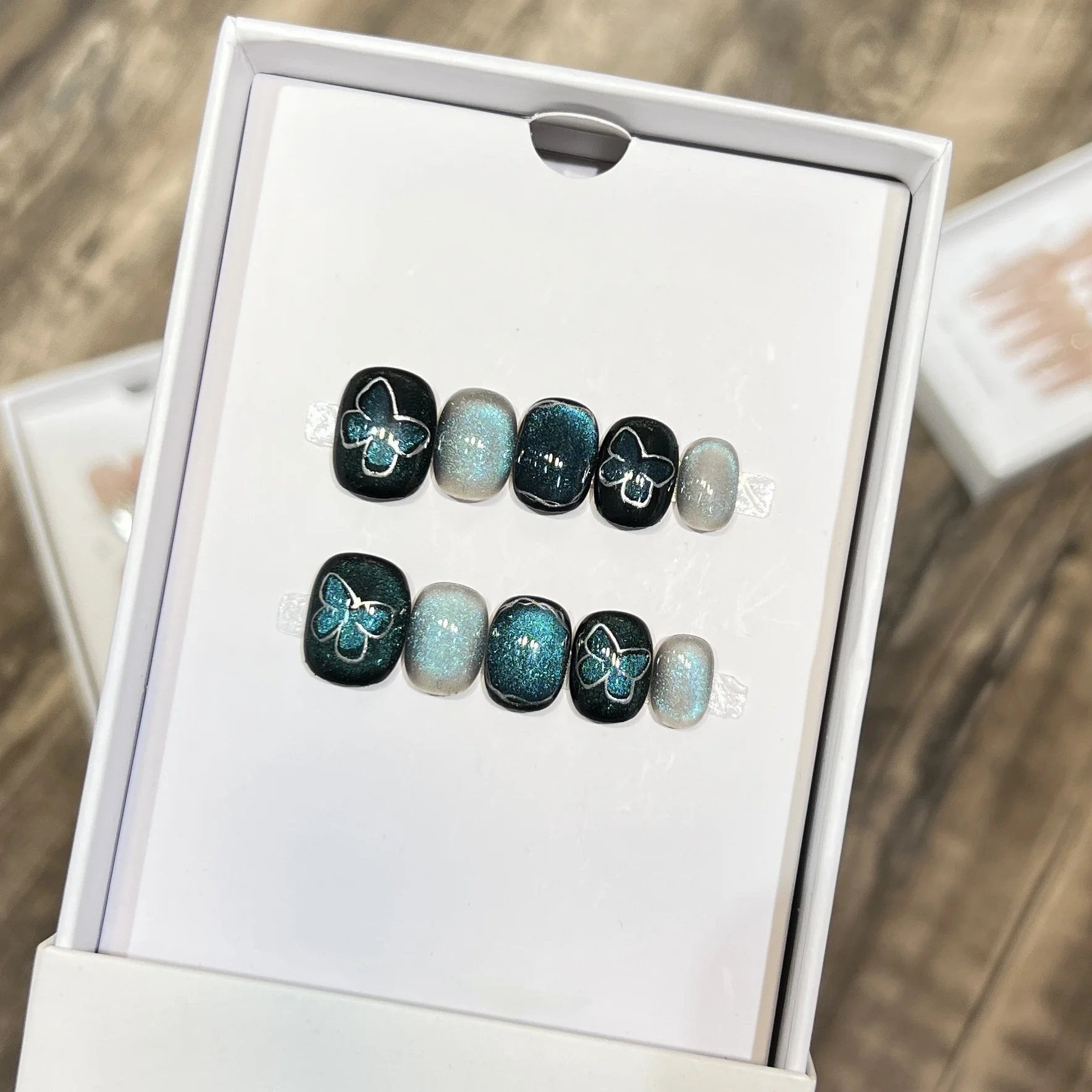 10Pcs Short Square Head Handmade False Nails Cat's Eye Shiny Powder Grid Press on Fake Nails Sequin Wearable Full Cover Nail Tip